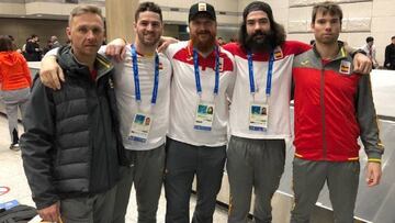 Simone Malusa, Lucas Eguíbar, Luca Trionte, Regino Hernández y Laro Herrero a su llegada al aeropuerto de Seúl, Corea del Sur, hoy, 8 de febrero de 2018, para participar en los Juegos Olímpicos de Invierno de PyeongChang 2018 que se inauguran mañana.
