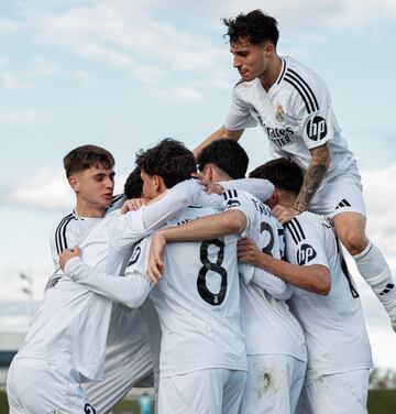 Los jugadores celebran el gol de De Llanos contra el Dortmund, en dieciseisavos de la Youth League, de cabeza.