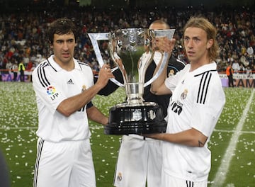 Junto a Raúl, los 2 capitanes de aquel momento levantan el trofeo de campeón de Liga de 2008.