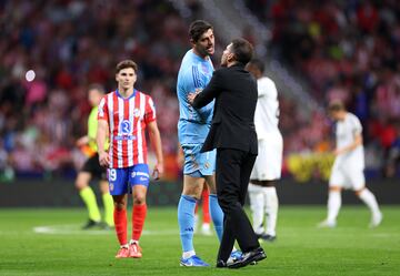 Diego Pablo Simeone dialogando con Thibaut Courtois durante la suspensión del encuentro.