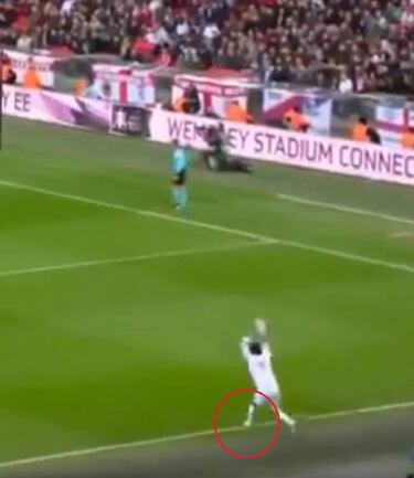 El gol de Lingard no debi車 subir al marcador por falta de saque