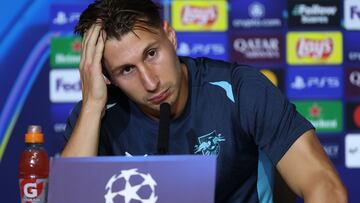 MADRID, 18/09/2024.- El defensa húngaro-alemán y capital del Leipzig, Willi Orbán, ofrece una rueda de prensa posterior al entrenamiento realizado este miércoles en el estadio Civitas Metropolitano, donde el equipo prepara el partido de Liga de Campeones que disputará mañana ante el Atlético de Madrid. EFE/Kiko Huesca