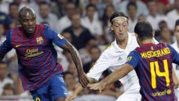 <b>LOS CENTRALES. </b>Abidal y Mascherano trataron de cerrar el ataque del Madrid en el Bernabéu.