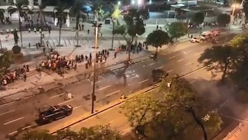 En la previa del partido de semifinales de Copa Libertadores hinchas locales buscaron colarse en el estadio para vivir el partido. La polic&iacute;a actu&oacute; con contundencia.