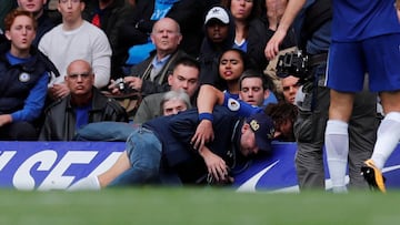 El defensa brasile&ntilde;o del Chelsea, David Luiz, se rompi&oacute; la mu&ntilde;eca contra la valla publicitaria.