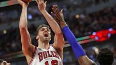 Pau Gasol trata de anotar ante Andre Drummond.