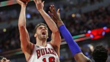 Pau Gasol trata de anotar ante Andre Drummond.