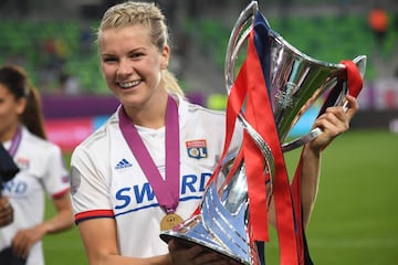 La Balón de Oro noruega Ada Hegerberg celebra la Champions. 