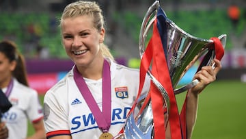 La Balón de Oro noruega Ada Hegerberg celebra la Champions. 