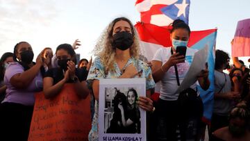 USA9102. SAN JUAN (PUERTO RICO), 02/05/2021.- Bereliz Nichole (c), hermana de la joven Keishla Rodríguez, encontrada sin vida en una laguna cerca de San Juan, participa hoy en una protesta contra su asesinato, en San Juan (Puerto Rico). El boxeador puertorriqueño Félix Verdejo se entregó este domingo a las autoridades federales del FBI en relación a la muerte de su amiga Keishla Rodríguez, hallada muerta en una laguna cerca de San Juan. EFE/Thais LLorca