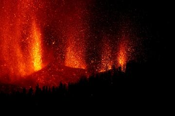 La erupción volcánica ayer (domingo 19 de septiembre) en los alrededores de Las Manchas, en El Paso (La Palma), después de que el complejo de la Cumbre Vieja acumulara miles de terremotos en la última semana, conforme el magma iba presionando el subsuelo en su ascenso. Las autoridades habían comenzado horas antes evacuar a las personas con problemas de movilidad en cuatro municipios.