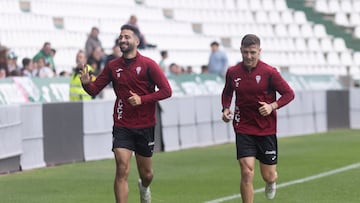 Alves corre por la banda en un entrenamiento
