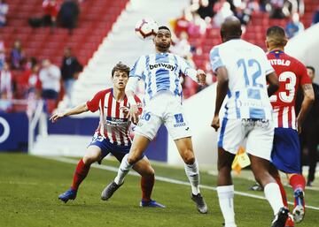 El lateral derecho colombiano debutó en Liga ante el Leganés en la temporada 2018-19 jugando en el perfil izquierdo a banda cambiada. En el verano pasado se marchó cedido al Barça B, pero tras sus dos primeros partidos sufrió una rotura del ligamento cruzado que le mantiene de baja. 