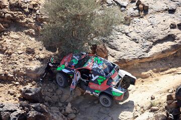 El piloto saudí Yazeed Al Rajhi y su copiloto Timo Gottschalk intentan poner su auto en camino mientras durante la etapa 1 del Rally Dakar 2025.