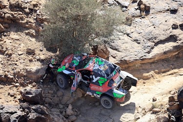 El piloto saudí Yazeed Al Rajhi y su copiloto Timo Gottschalk intentan poner su auto en camino mientras durante la etapa 1 del Rally Dakar 2025.