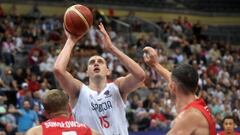 El pívot serbio Nikola Jokic, imparable para la defensa de Polonia.