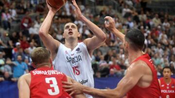 El pívot serbio Nikola Jokic, imparable para la defensa de Polonia.