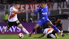 BUENOS AIRES, ARGENTINA - JULY 23: Pedro Rocha of Cruzeiro fights for the ball with Gonzalo Montiel of River Plate during a round of sixteen first leg match between River Plate and Cruzeiro as part of Copa CONMEBOL Libertadores 2019 at Estadio Monumental Antonio Vespucio Liberti on July 23, 2019 in Buenos Aires, Argentina. (Photo by Rodrigo Valle/Getty Images)