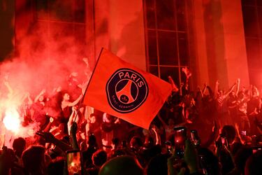 Los seguidores del PSG se congregaron en masa en el centro de París tras la victoria por 5-0 ante el Inter. Las celebraciones incluyeron fuegos, bengalas y banderas.