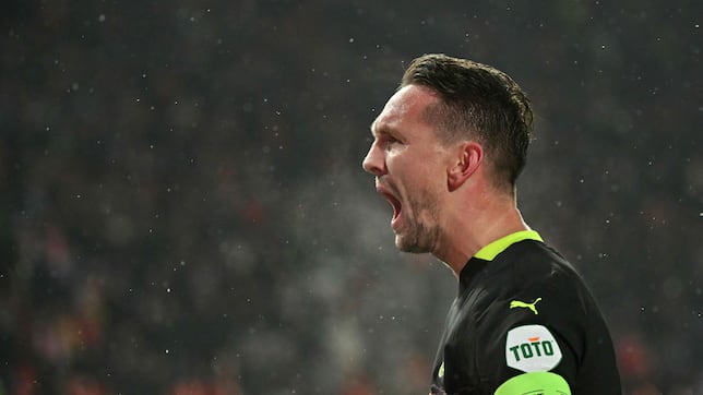 El PSV resiste en la lluvia de bolas de nieve de Belgrado