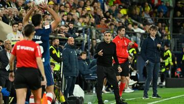 VILLARREAL (CASTELLÓN), 05/11/2023.- El técnico del Athletic Club Ernesto Valverde (3d) durante el partido correspondiente a la jornada 12 de LaLiga que Villarreal CF y Athletic Club de Bilbao disputan este domingo en el estadio de la Cerámica en Villarreal. EFE/ Andreu Esteban
