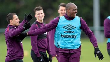 Chicharito bromea con sus compañeros en la práctica del West Ham