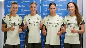 Frohms, Sara Holmgaard, Bruun y Weir, posando tras pasar el reconocimiento médico en el Hospital Blua Sanitas Valdebebas.
