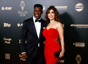 El ex jugador Clarence Seedorf con Sophia Makramati.