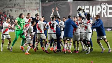 Los jugadores del Rayo celebran la victoria al acabar el partido contra el Almería.
ENVIA.MAITE.MARTIN.