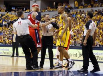 Conato de pelea entre Drew Gooden y David West.