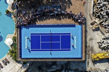 Posiblemente Acapulco sea la ciudad mexicana más icónica del buen vivir, en la costa del Pacífico, en una bahía privilegiada que alberga desde ayer su Open de tenis, con una exhibición inicial de un dobles mixto en una pista que a ojo de aguila parece todo un epectáculo multicolor para abrir el apetito por el torneo.