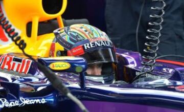 El piloto australiano de Fórmula Uno, Daniel Ricciardo (Red Bull Racing), descansa en el garaje durante los entrenamientos libres para el Gran Premio de Austria de Fórmula Uno en el circuito de Red Bull Ring