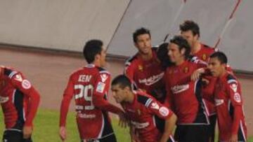 <b>ENHORABUENA. </b>Cavenaghi es felicitado por sus compañeros.