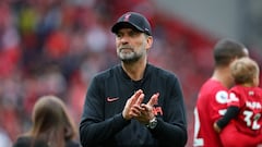 Jurgen Klopp, entrenador del Liverpool, aplaude a los aficionados tras el partido de Premier League contra el Wolverhampton.