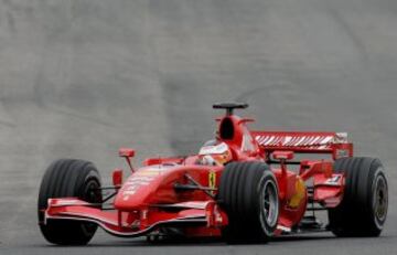 En la temporada 2007, Kimi se incorpora al equipo Ferrari, sustituyendo al siete veces campeón del mundo Michael Schumacher. Logró ganar seis Grandes Premios en su debut con Ferrari y finalmente, en el Gran Premio de Brasil, Räikkönen se alzó campeón, quedando primero en la carrera