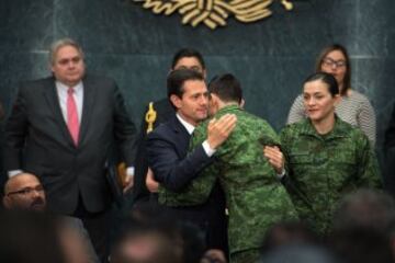 Ismael Hernández abraza a Enrique Peña Nieto tras recibir el Premio Nacional del Deporte