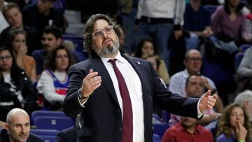 El entrenador de la Virtus, Andrea Trinchieri, opina sobre la llegada de jugadores NBA a Europa, entre ellos los Hernangómez. También alaba a Sergio Scariolo.