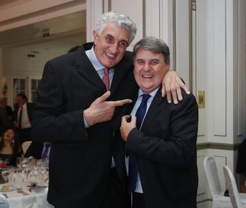 Fernando Romay, exjugador de baloncesto, abraza cariñosamente a Claudio Gómez, gerente de la Asociación de Jugadores de Balonmano, en un momento antes de la entrega de los Premios As del Deporte 2018.