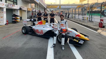 Pepe Martí posa con su Campos Racing en Macao luciendo el logotipo de Red Bull.