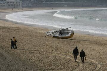 Yate embarrancado y olas en 'la mejor playa de Europa'.