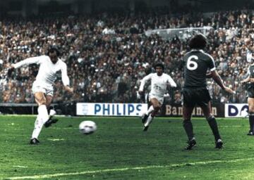 In Madrid from 1973 to 1976 and considered by many to be the greatest German ever to have played for the club. He played 338 matches, won 3 Ligas, 2 Copas, 1 UEFA Cup and 1 Super Cup. Eight seasons in the centre of midfield. This image is from his goal in