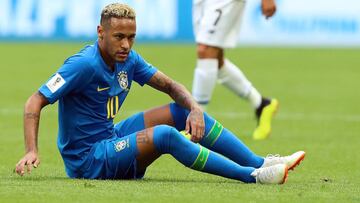 Neymar, en el suelo, en un lance del partido que enfrent&oacute; a Brasil y Costa Rica en San Petersburgo.