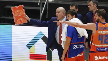 Jaume Ponsarnau, entrenador del Valencia Basket, y Sam Van Rossom.