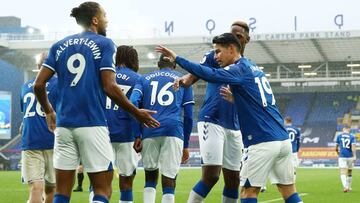 Dominic Calvert-Lewin y James