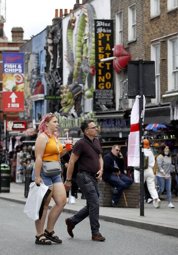 En el  barrio londinense de Camden Town, conocido por sus variopintas calles y reconditos callejones de ladrillo marron, se mezclan devoción por la música y el amor por el fútbol.