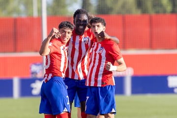 Iker Luque, Omar Janneh y Rayane Belaid celebran uno de los goles del punta.