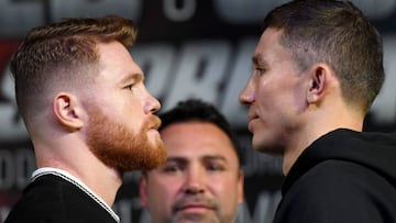 Saúl Canelo Álvarez y Gennady Golovkin posan cara a cara antes de su pelea el 16 de diciembre en Las Vegas.