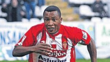 <b>OPCIÓN. </b>Congo trata de hacerse con un balón en un partido de esta temporada.