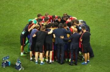 Los jugadores atl¨¦ticos se conjuran para la tanda de penaltis.