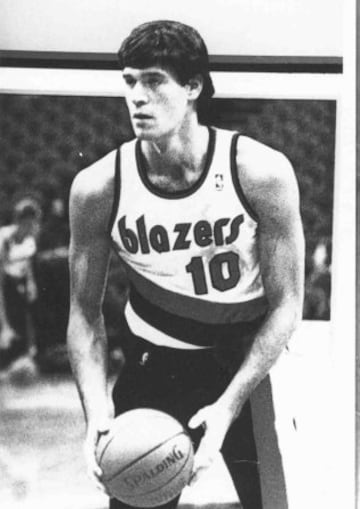 Fernando Martín fue profesional desde 1979 hasta 1989. Militó en el Estudiantes, Real Madrid y en los Portland Trail Blazers (fue el primer jugador europeo de formación no universitaria en entrar en la NBA). Fue 72 veces internacional con España.